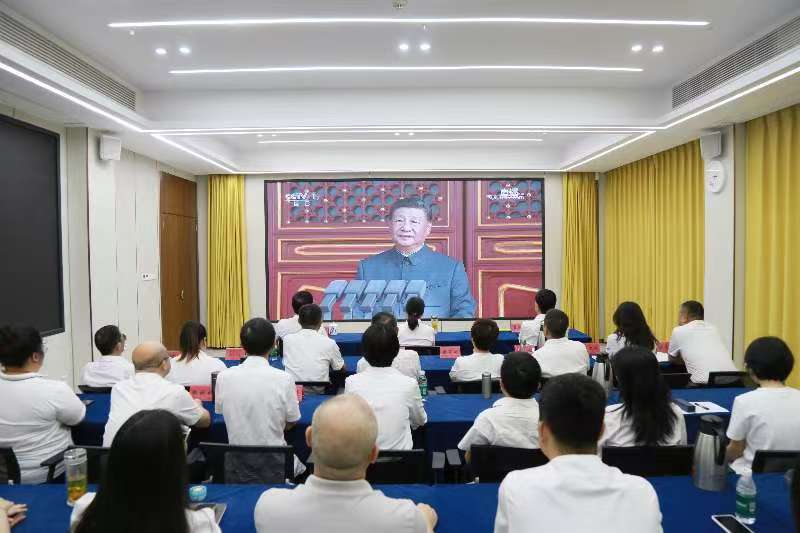 图为收听收看现场